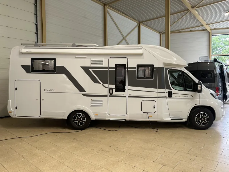 Adria Coral Plus 670 SL, vista tres cuartos delantera