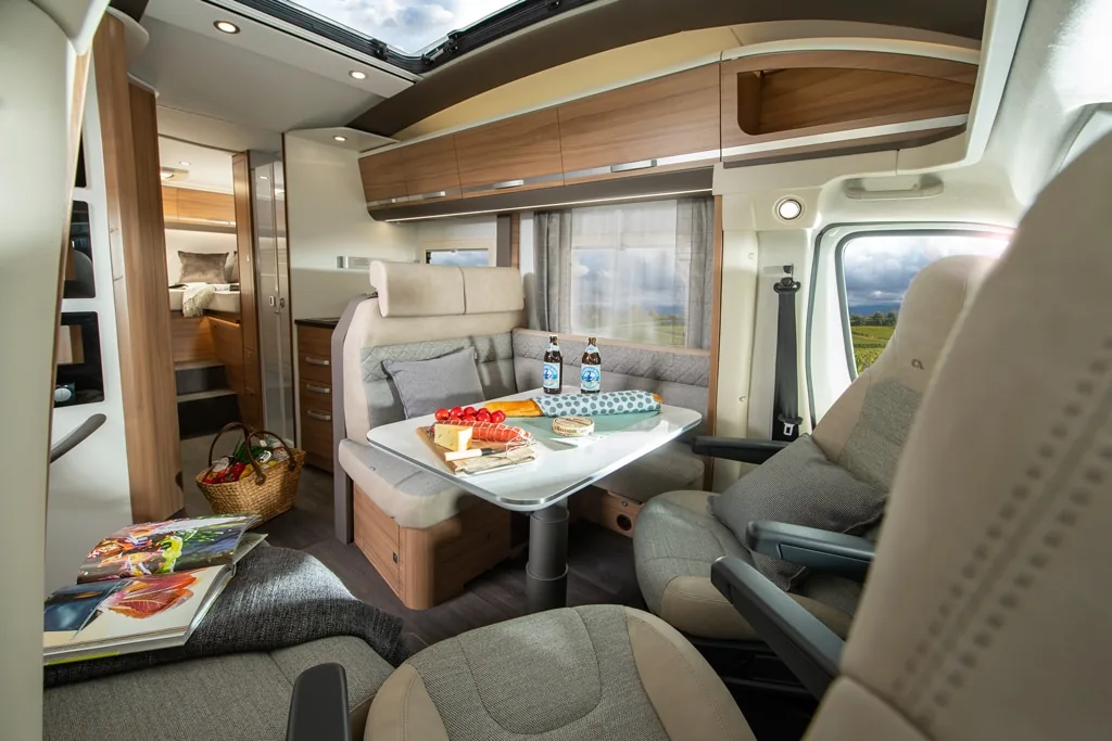Interior de la Adria Coral Plus 670 SL, salón en L y camas gemelas