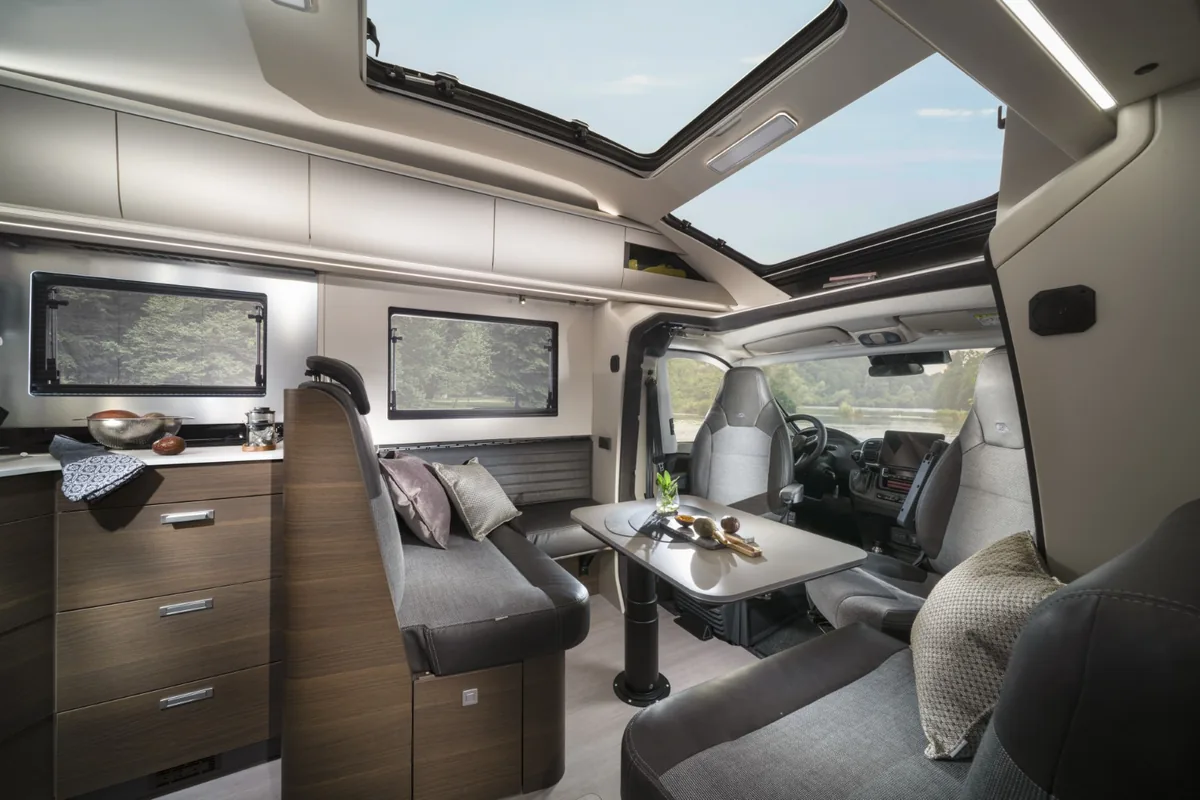 Interior oficial de la Adria Coral Plus 670 SL