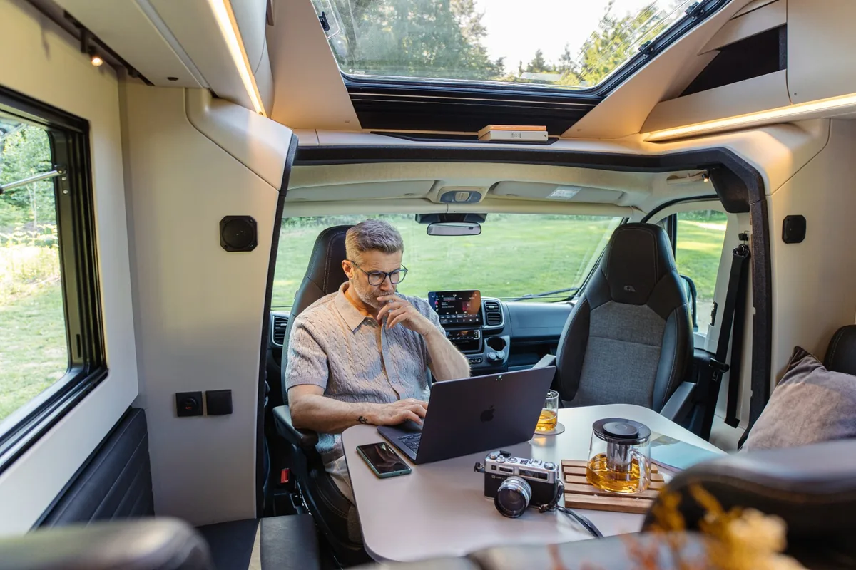 Interior de la Adria Coral 670 SL: salón y cabina con techo panorámico