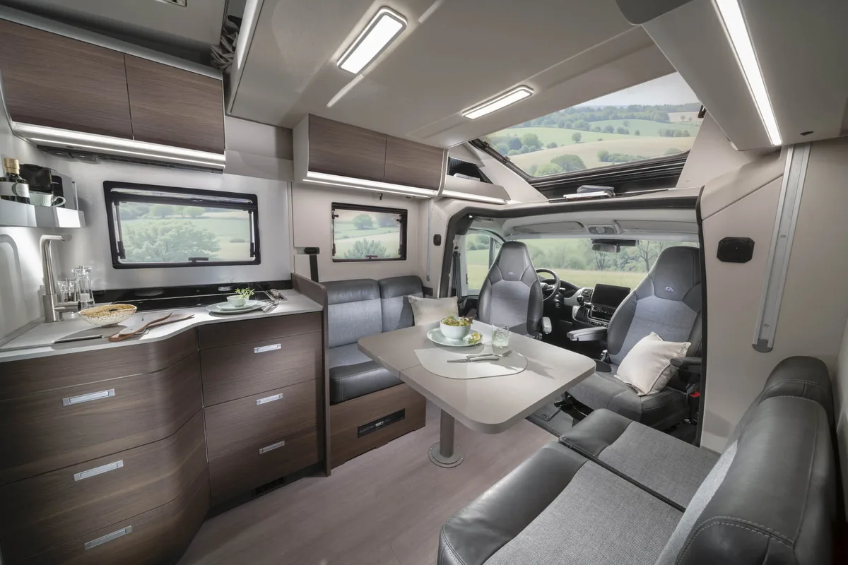 Interior del Adria Matrix Supreme, comedor con mobiliario oscuro