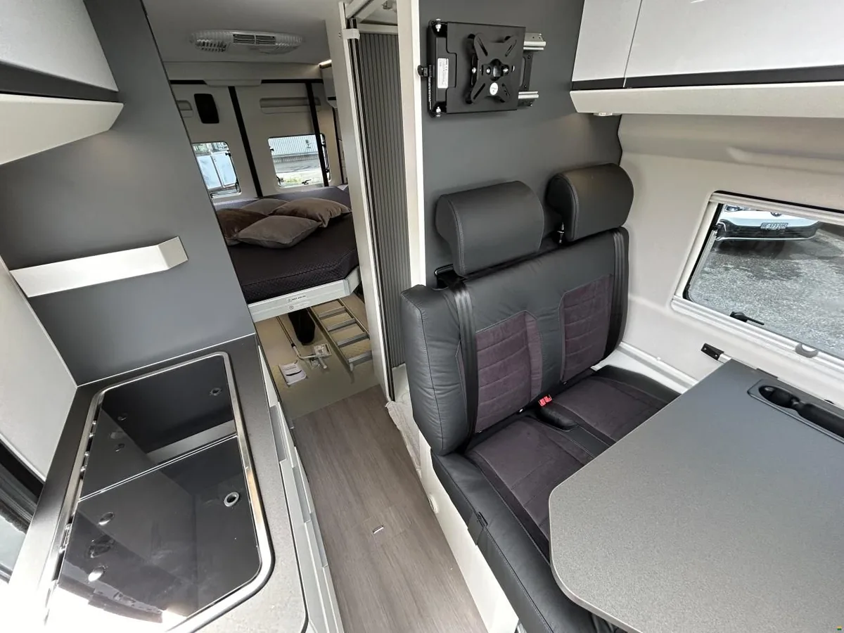 Adria Twin Supreme 640 SGX 2026, interior