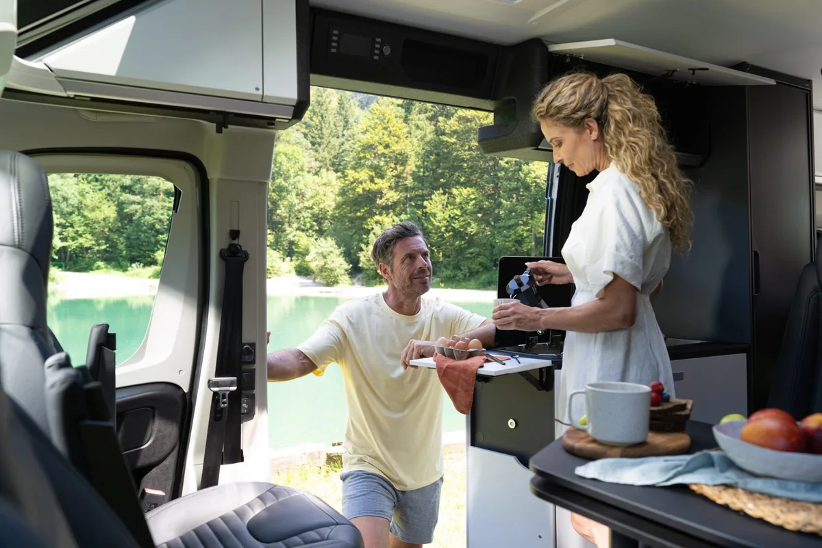 Interior de la Adria Twin Supreme 640 SGX: cocina y zona de estar