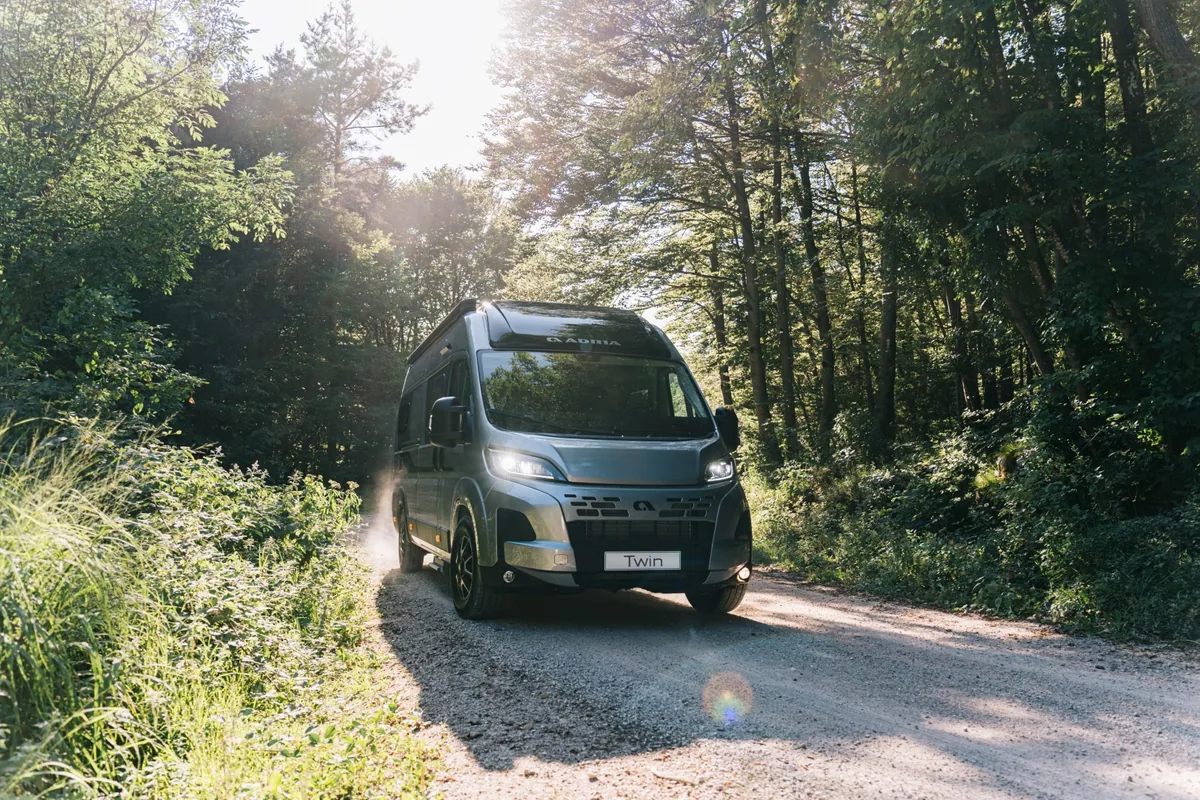 Camper oficial en carretera