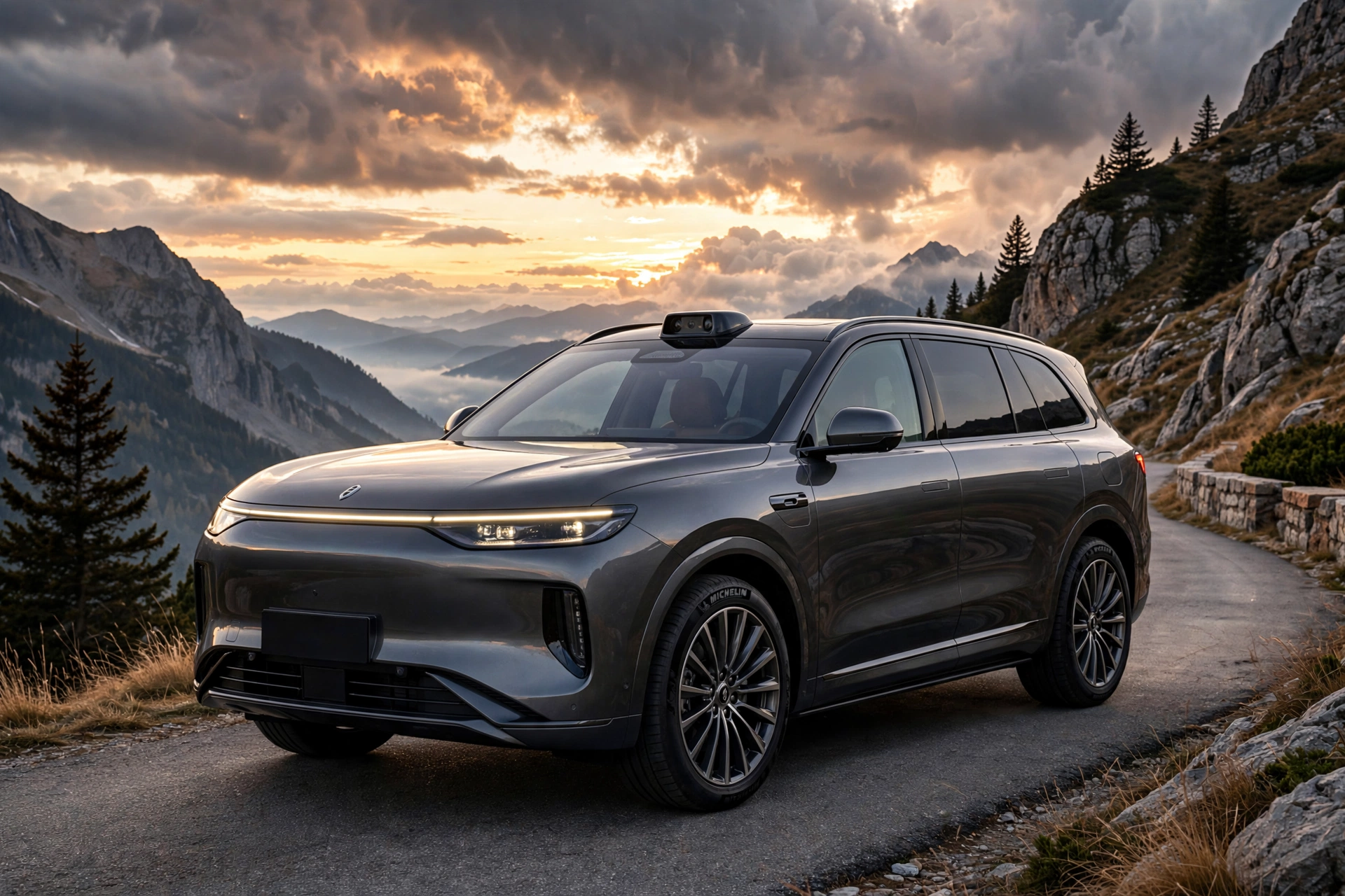 SUV Aito M8 de Huawei y Seres con LiDAR en el techo circulando por una carretera de montaña al atardecer