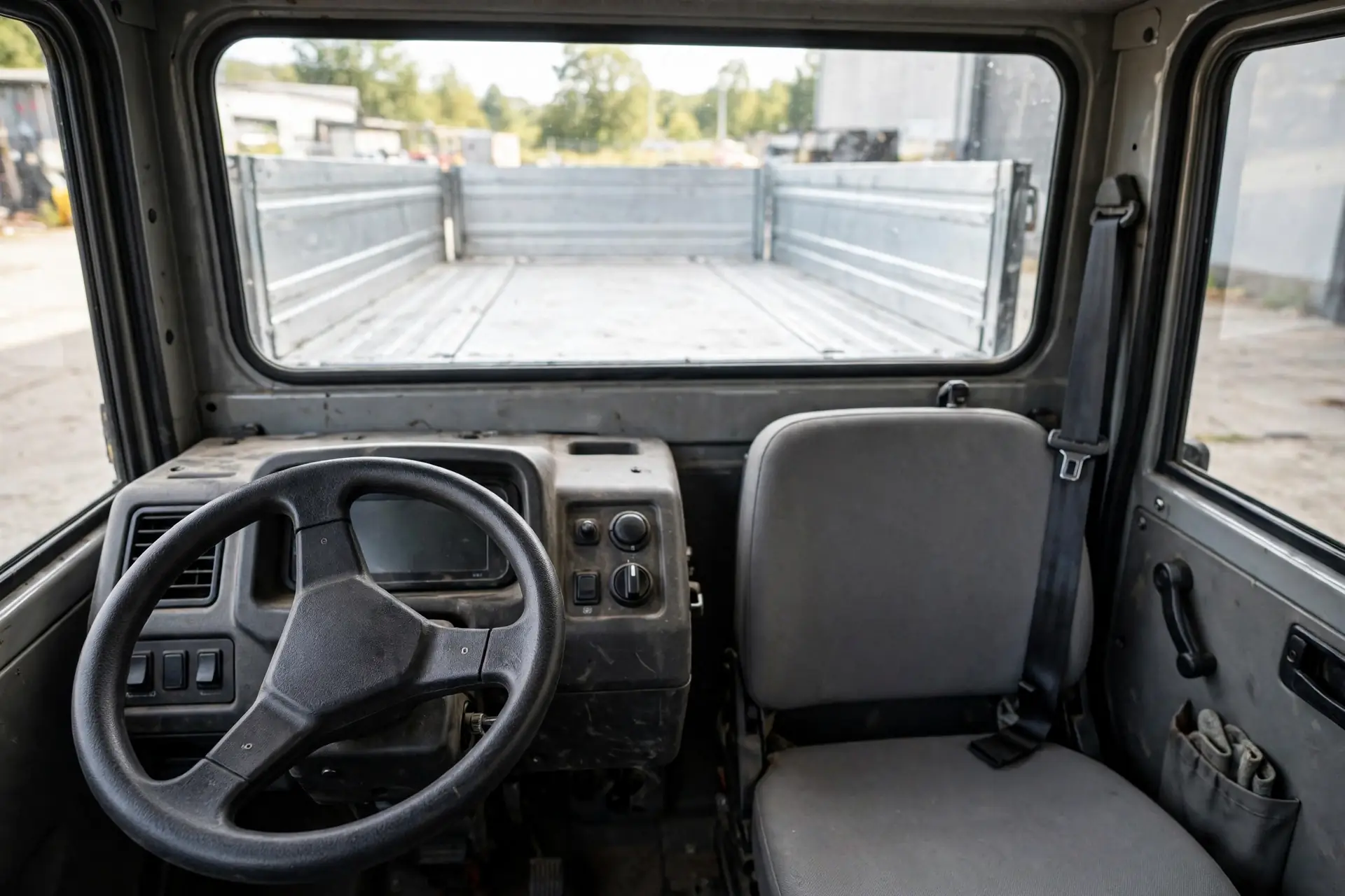 Interior oficial del Aixam e-Truck Plataforma Aluminio