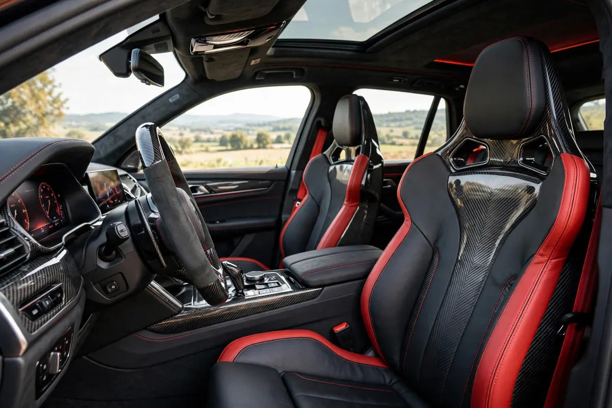 Interior del Stelvio Quadrifoglio, fibra de carbono roja