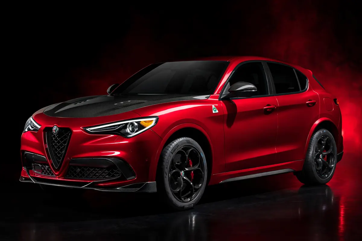 Alfa Romeo Stelvio Quadrifoglio rojo Etna, tres cuartos delantero