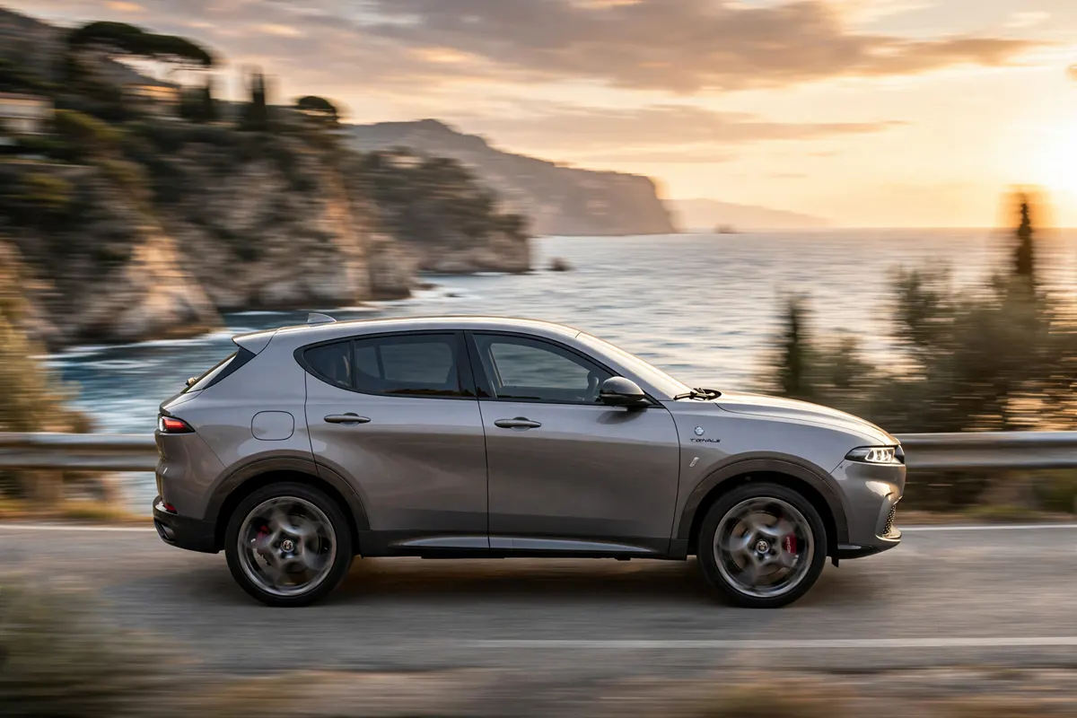 Alfa Romeo Tonale Híbrida verde en una carretera secundaria