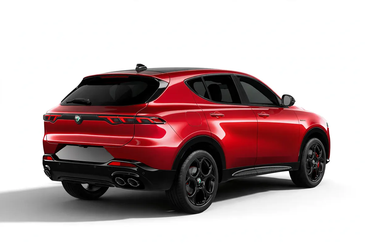 Alfa Romeo Tonale Híbrida rojo, vista lateral en ciudad