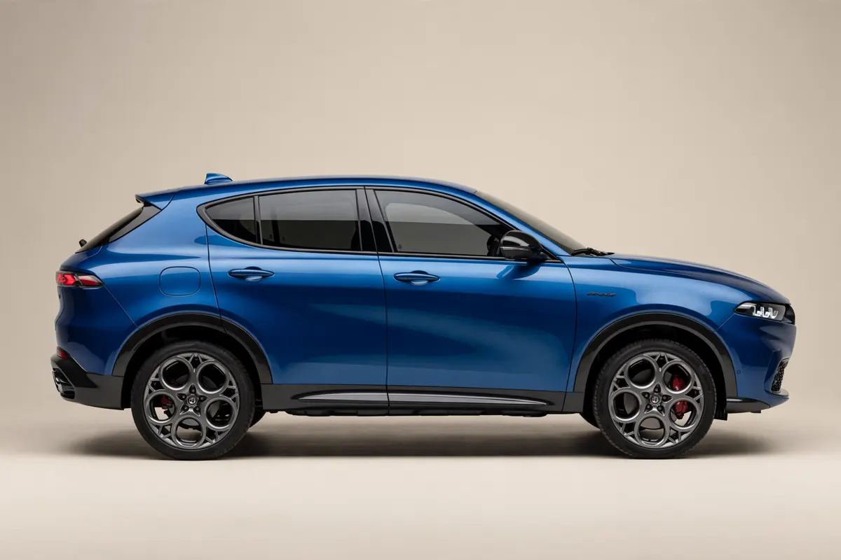 Alfa Romeo Tonale Ibrida 2026 azul, vista lateral