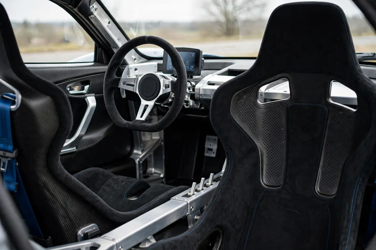 Interior del Alpine A110, baquets y volante deportivo
