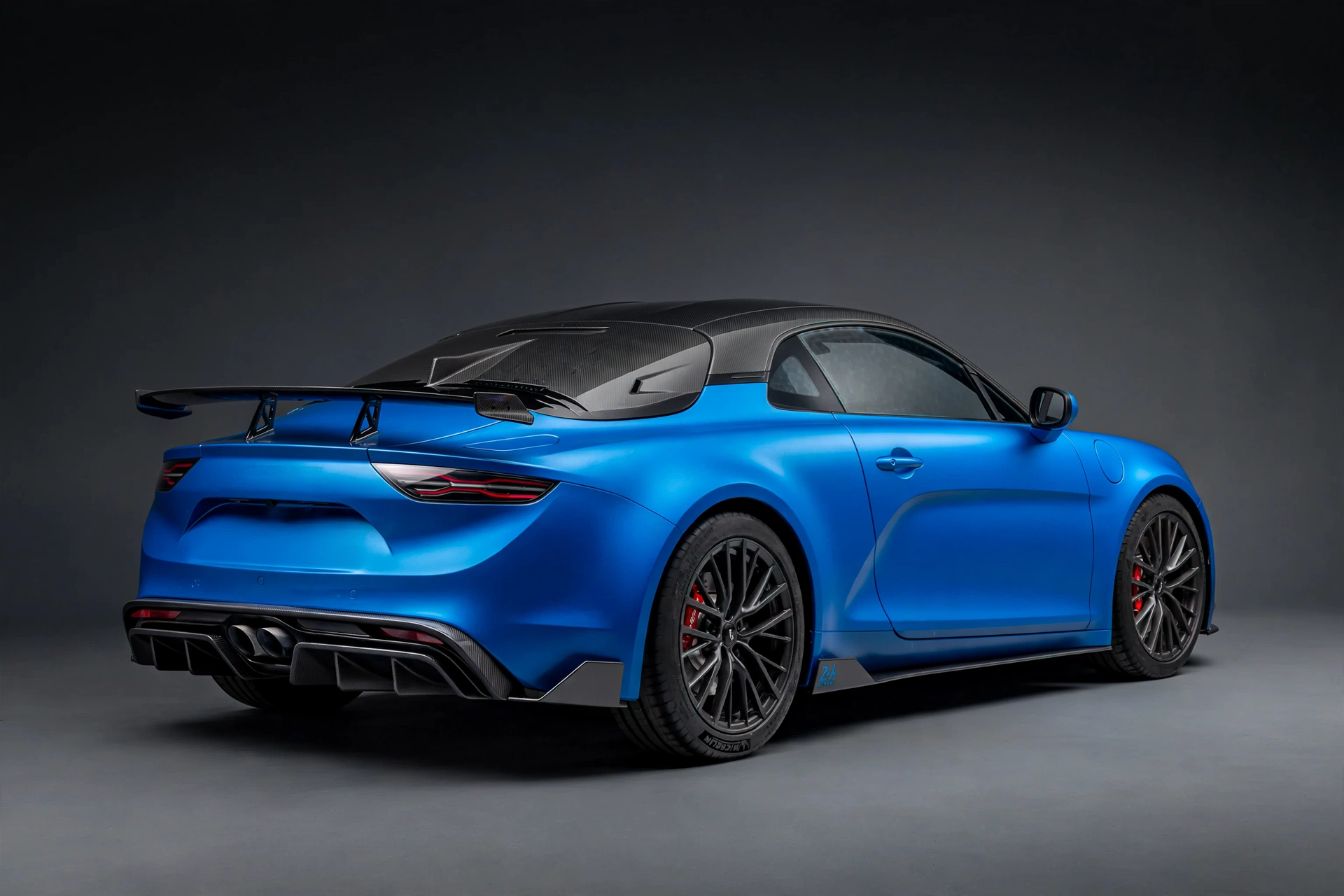 Alpine A110 R azul, vista trasera con alerón de carbono