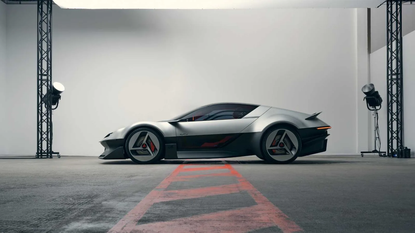 Alpine A310 Vision de perfil, llantas triangulares en forma de A y zaga con alerón dividido