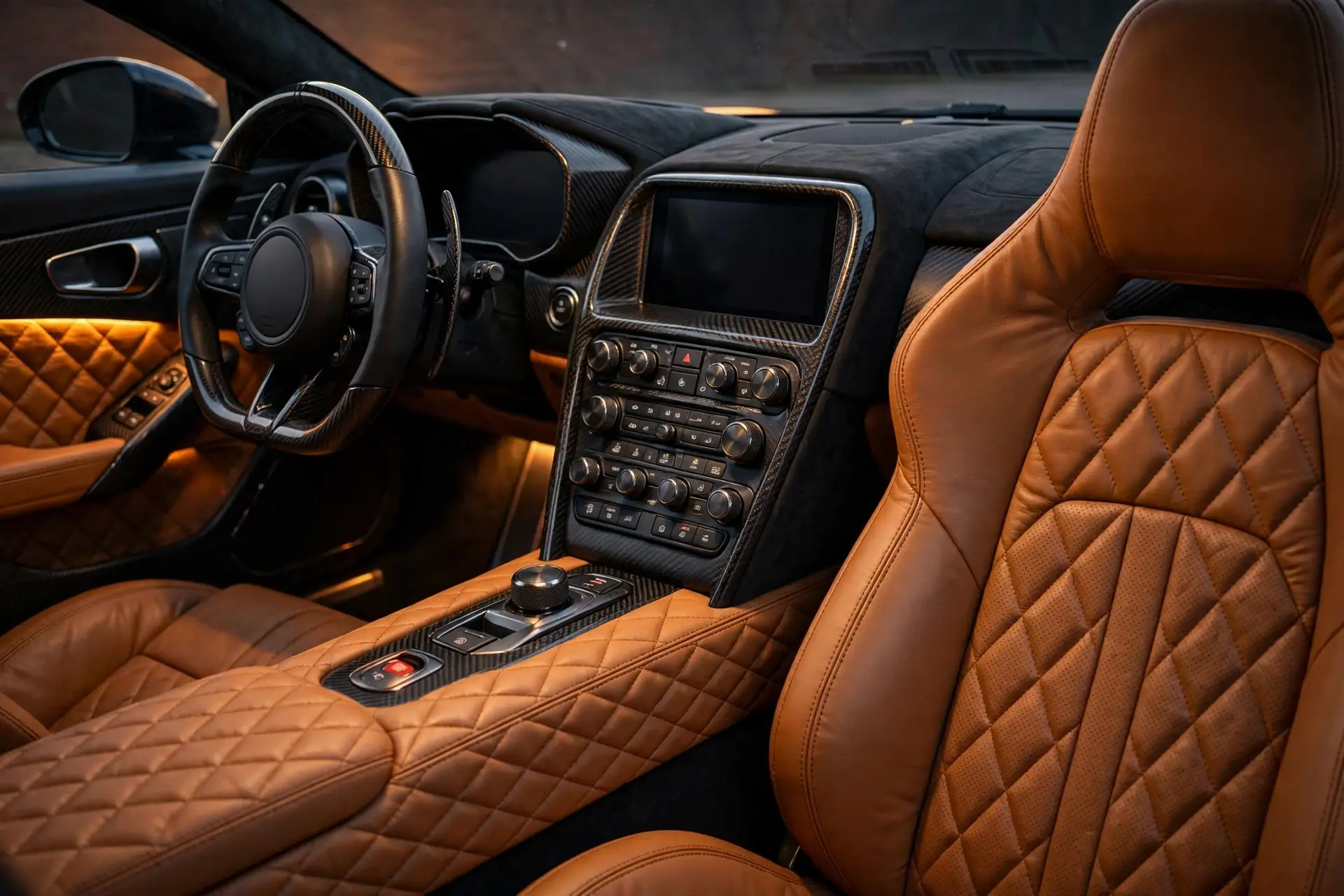 Aston Martin DB12, vista tres cuartos en carretera de montaña