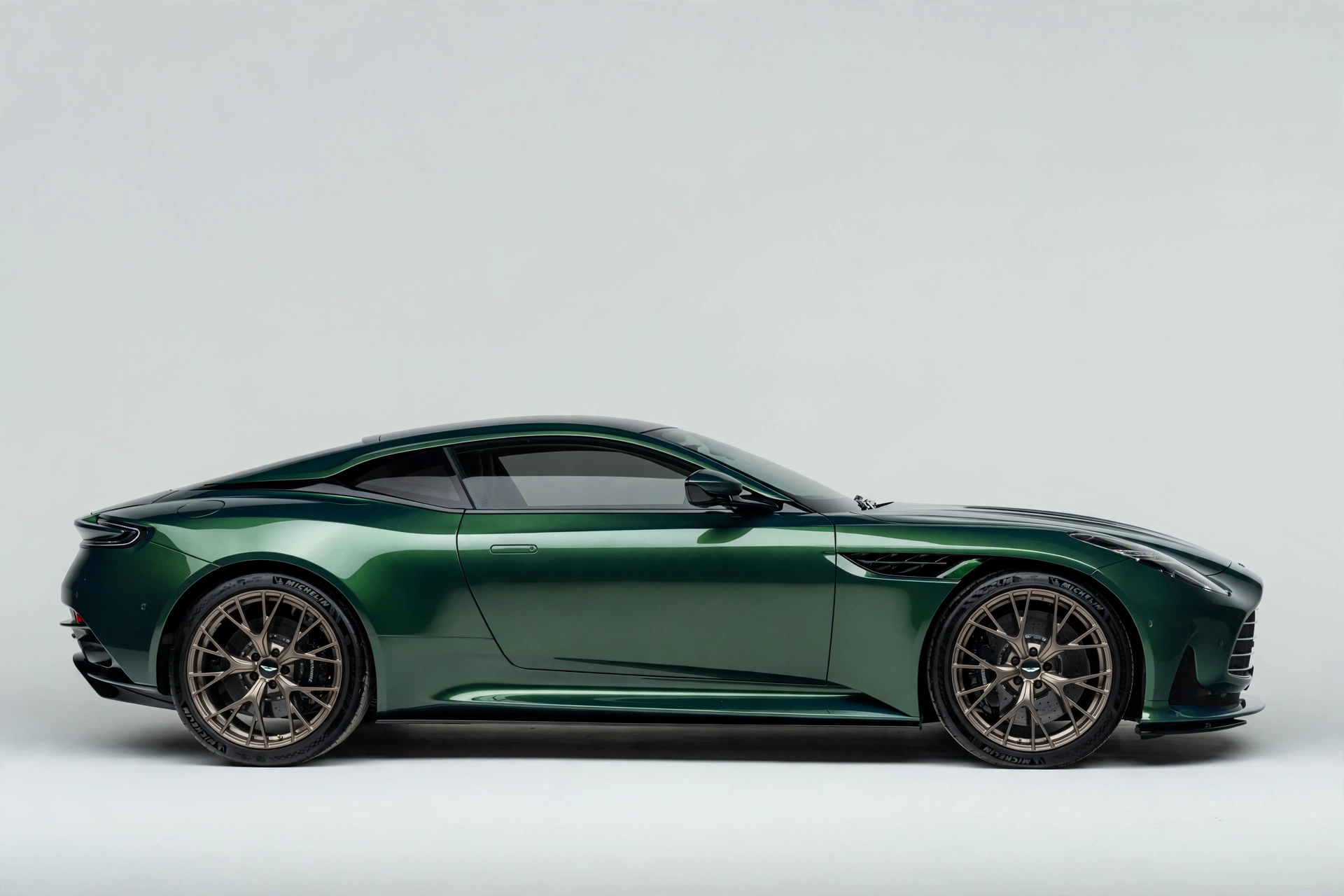 Aston Martin DB12 verde racing, tres cuartos delantero