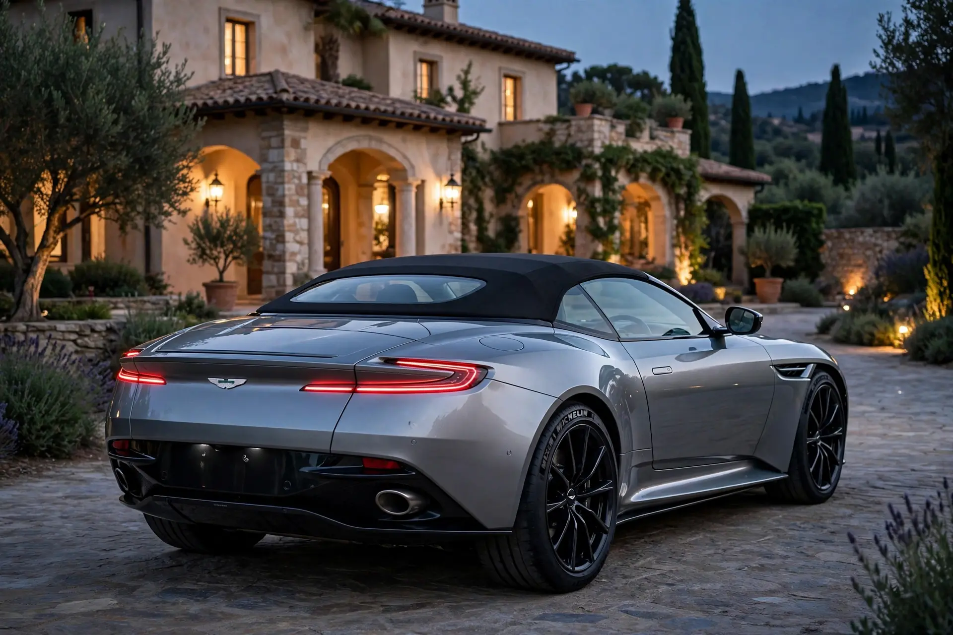 Aston Martin DB12 Volante plateado, tres cuartos trasero