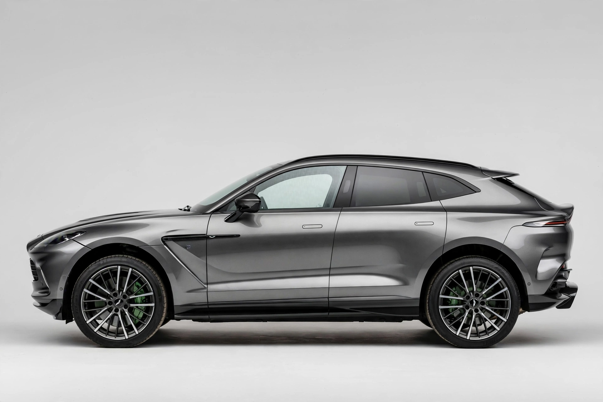 Aston Martin DBX gris, vista lateral