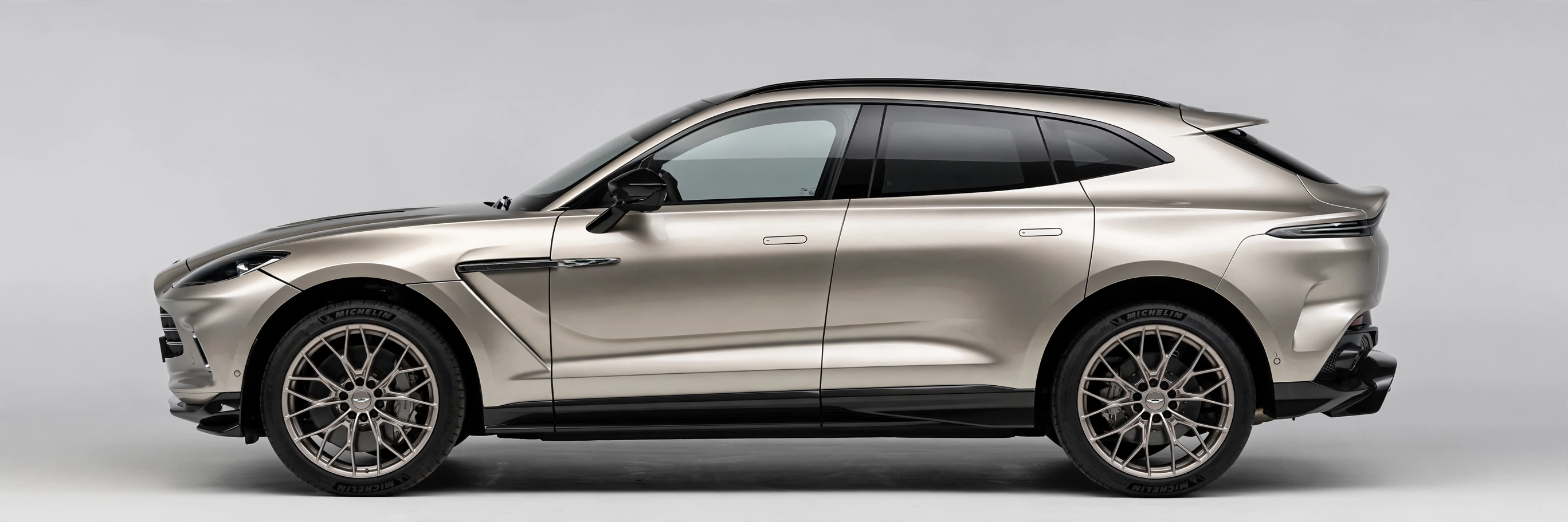 Aston Martin DBX GT champán, vista lateral