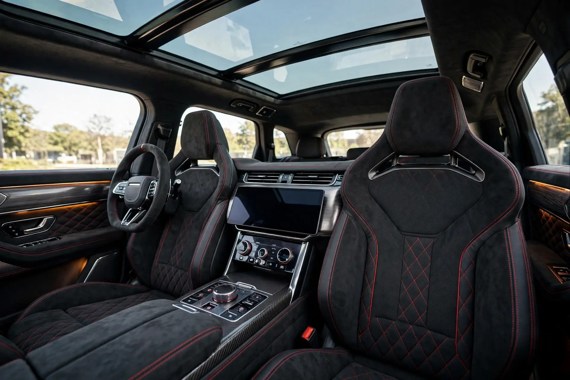 Aston Martin DBX S en carretera alpina