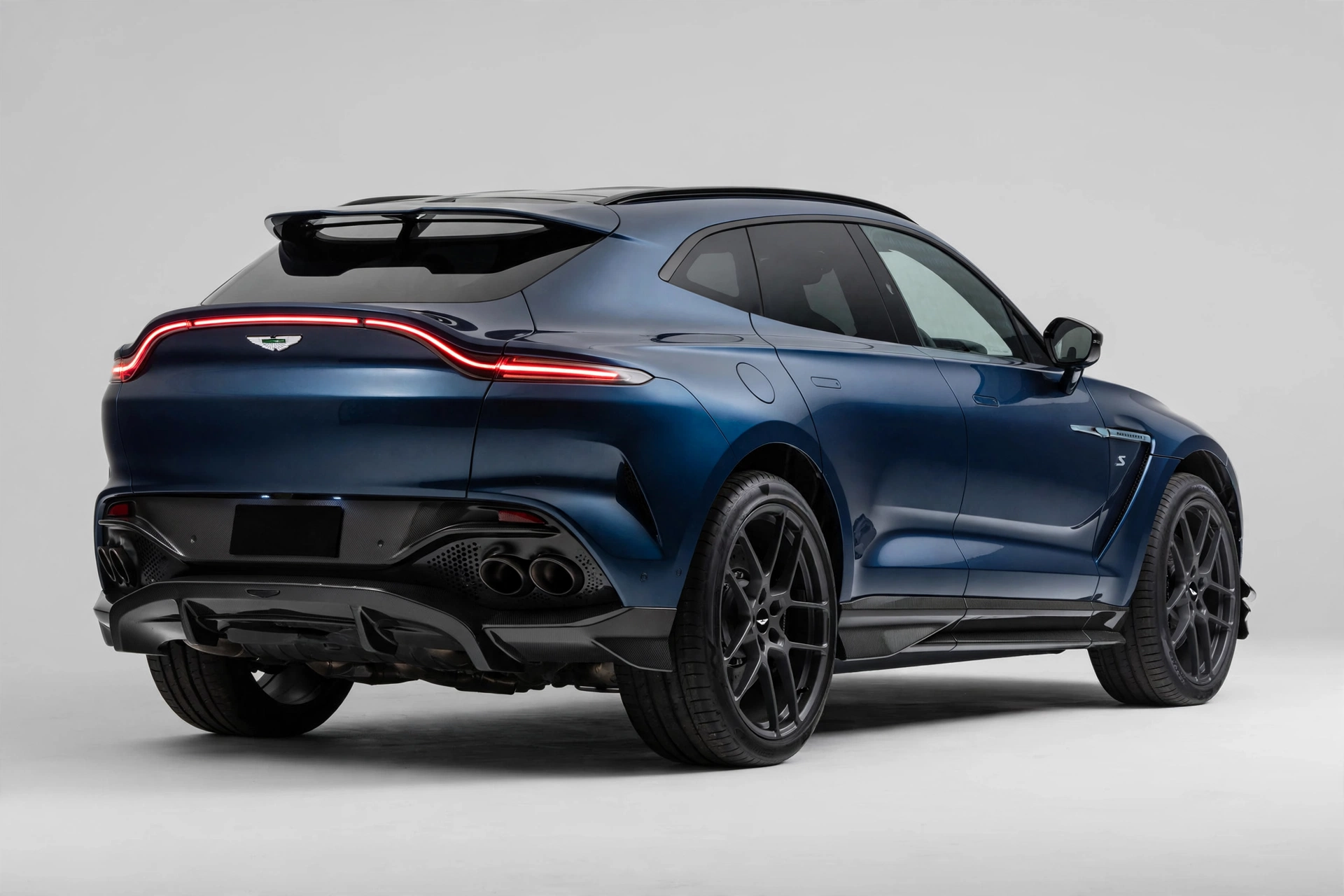 Aston Martin DBX S azul oscuro, tres cuartos trasero