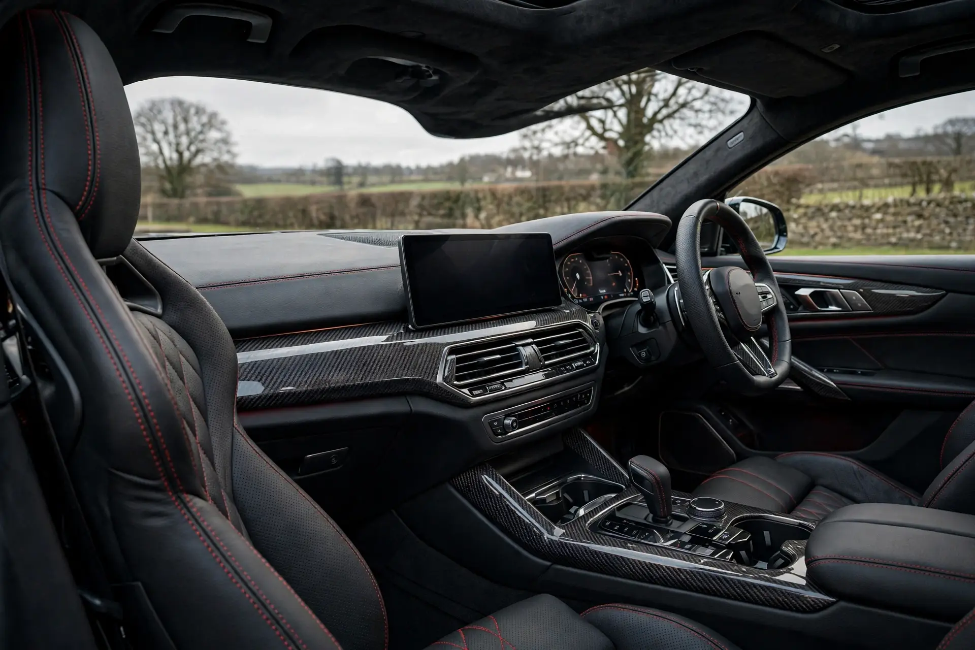 Aston Martin DBX707 en carretera al anochecer