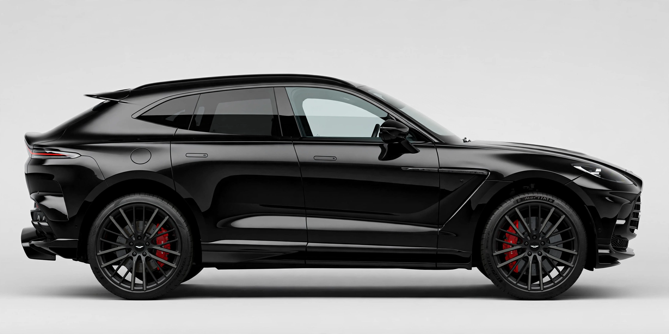 Aston Martin DBX707 negro, vista lateral