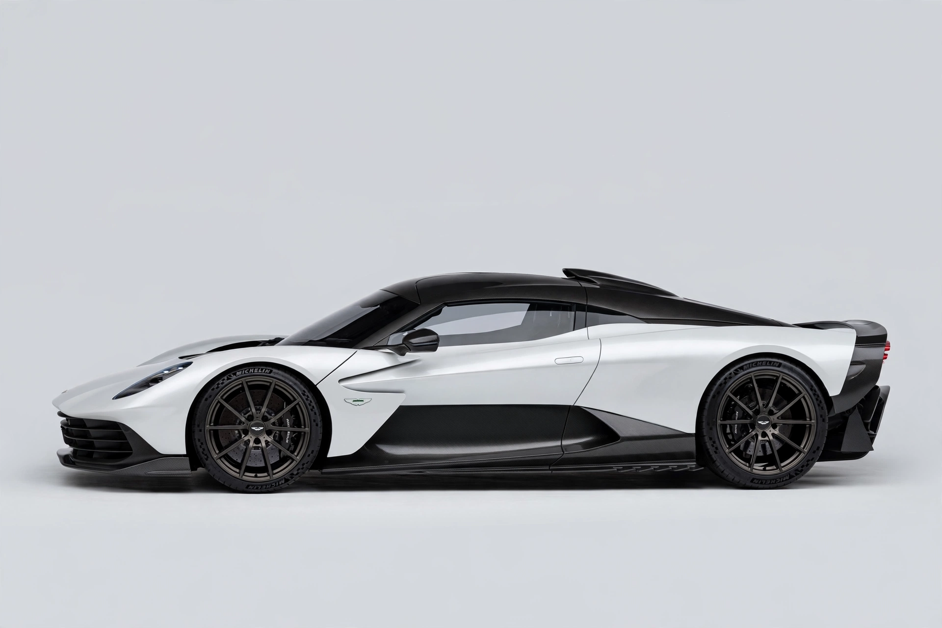 Aston Martin Valhalla blanco, vista lateral