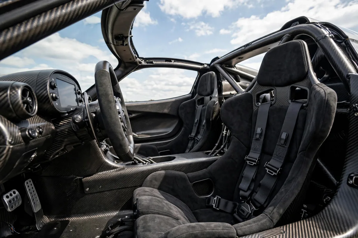 Interior del Aston Martin Valkyrie Spider