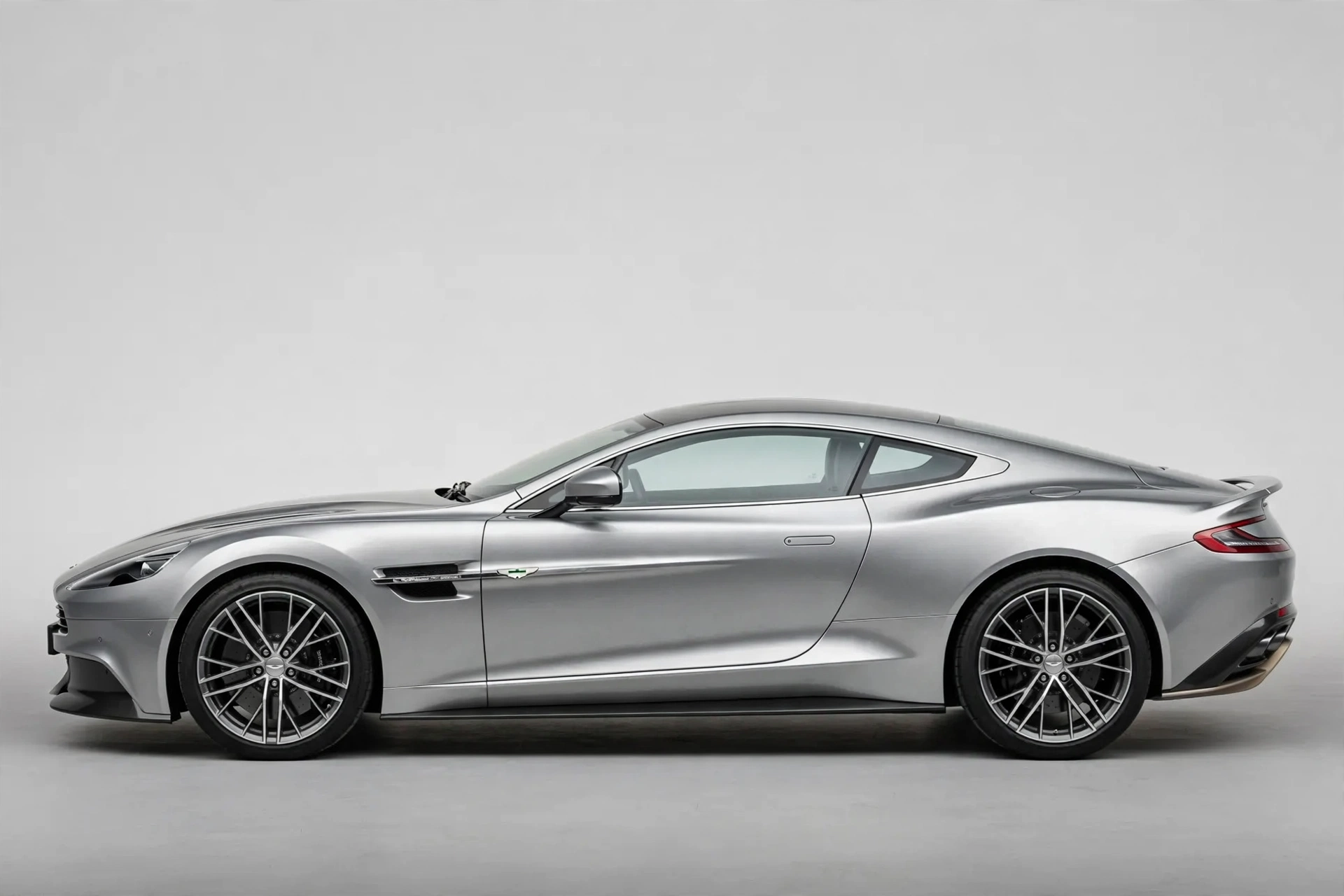 Aston Martin Vanquish plateado, vista lateral