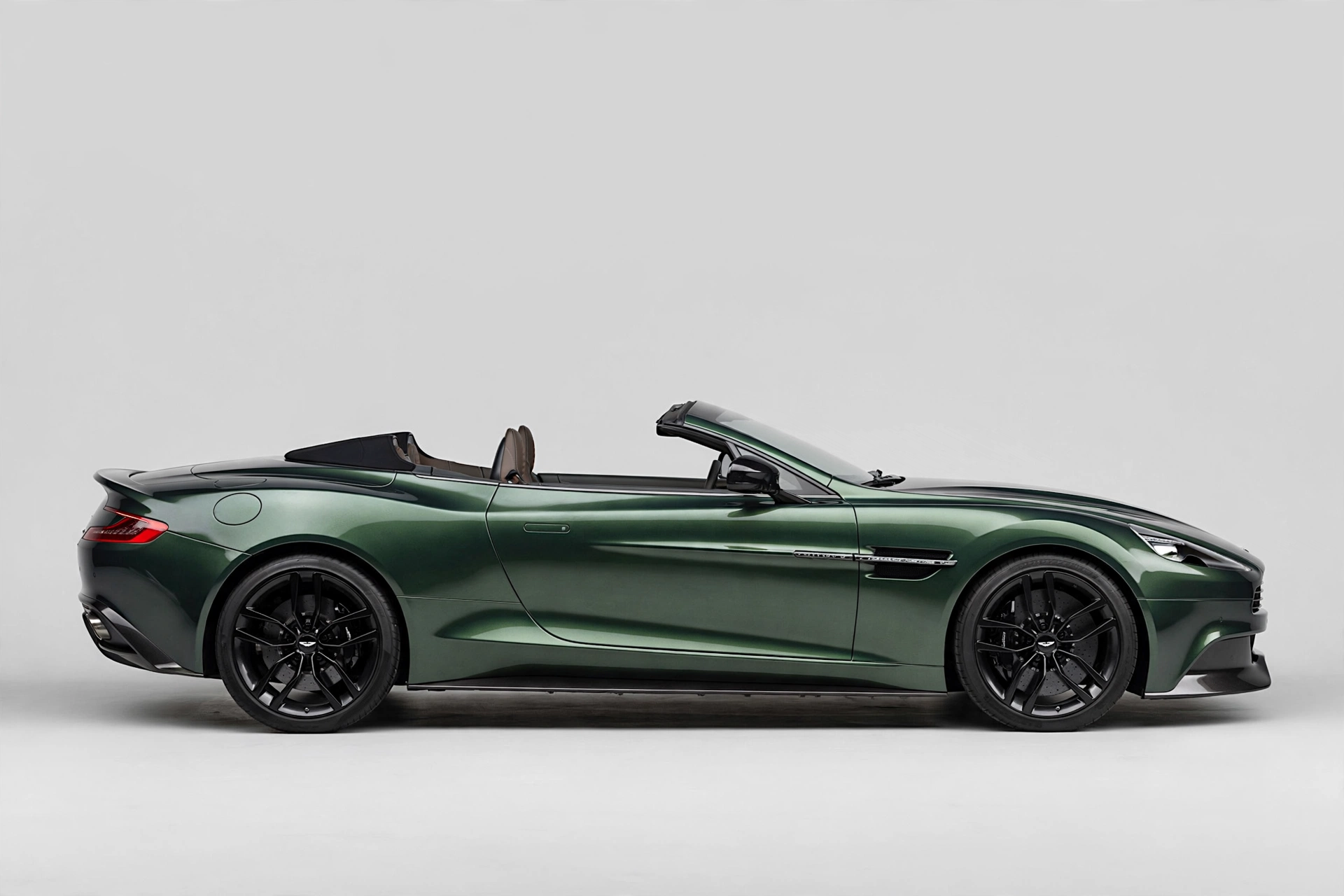 Aston Martin Vanquish Volante verde, vista lateral