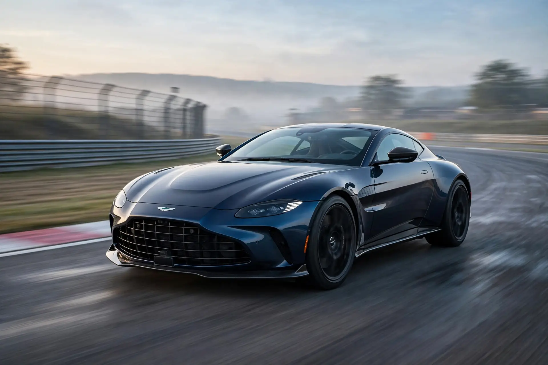 Aston Martin Vantage en circuito al amanecer
