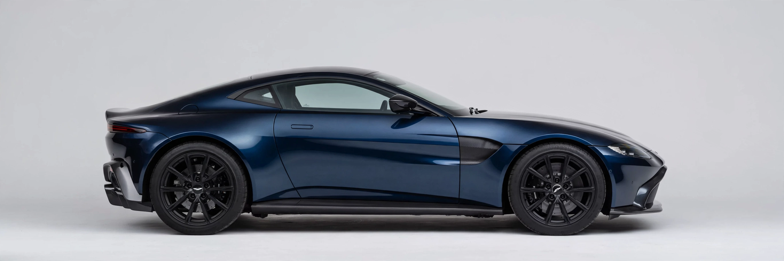 Aston Martin Vantage azul oscuro, vista lateral
