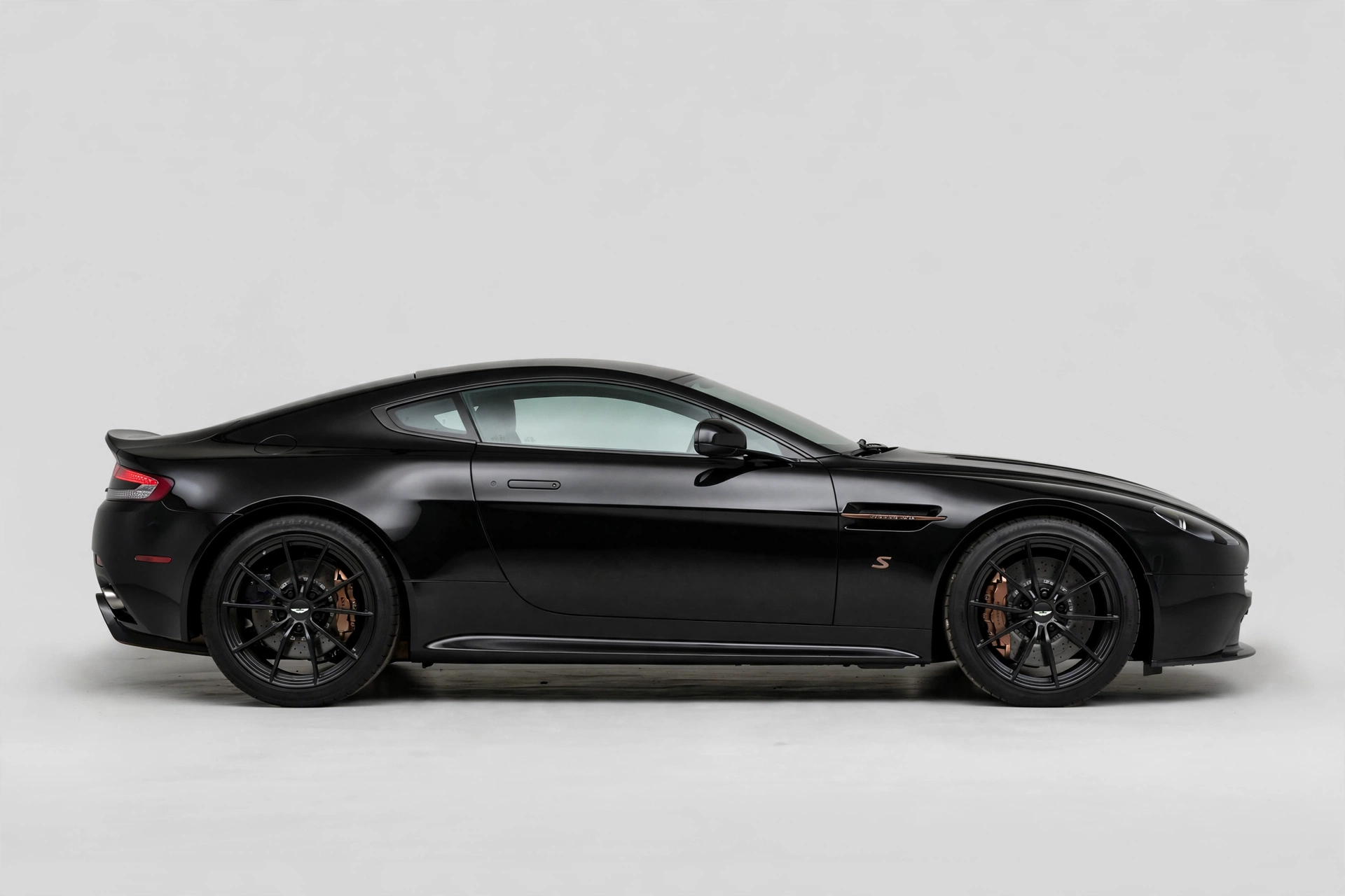 Aston Martin Vantage S negro, vista lateral
