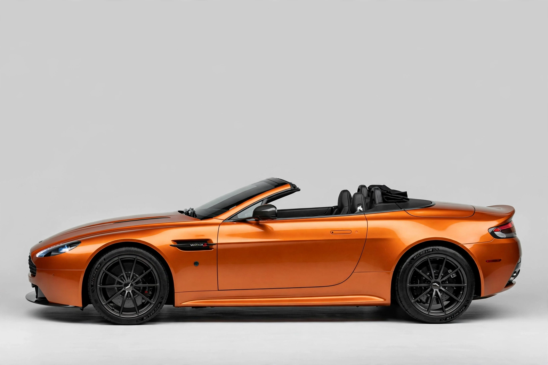 Aston Martin Vantage S Roadster naranja, vista lateral