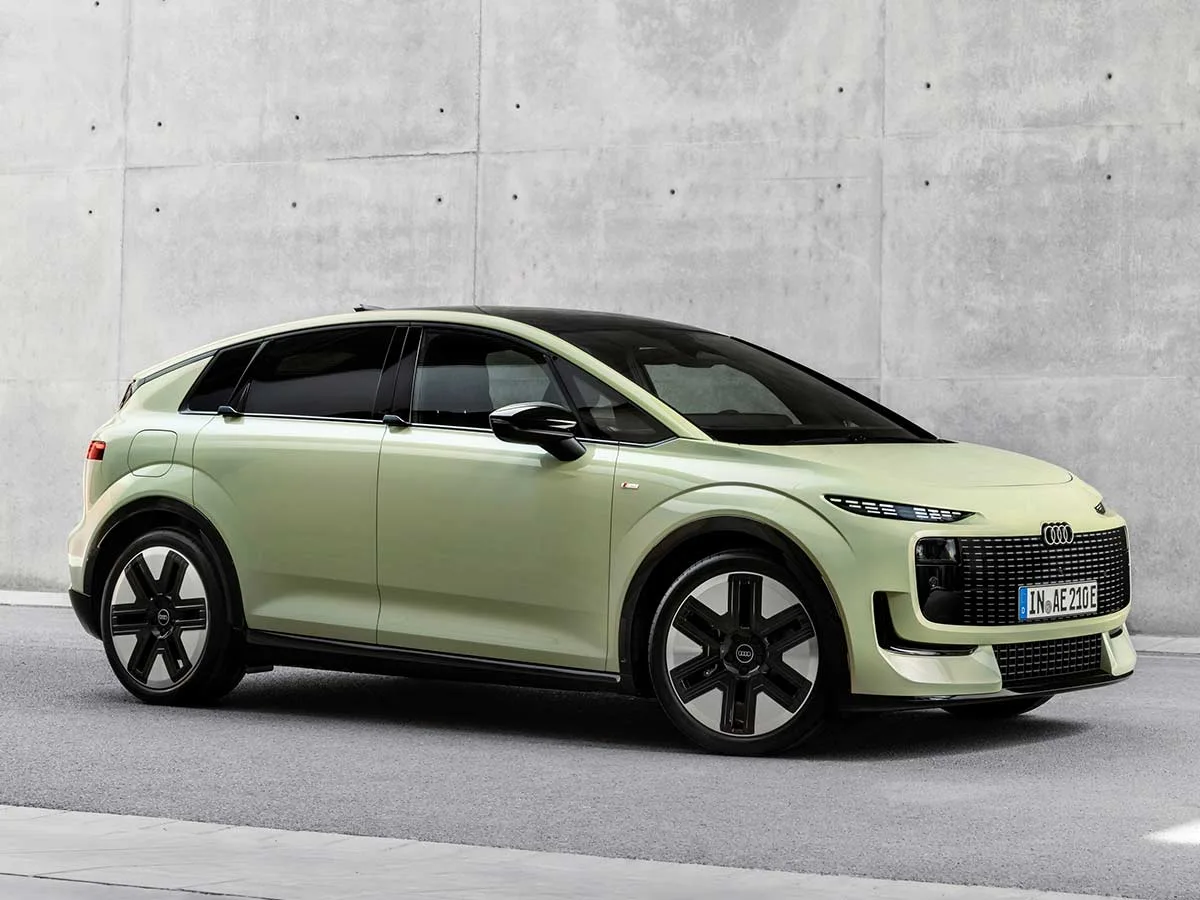 Audi A2 e-tron verde claro, vista tres cuartos delantera en estudio