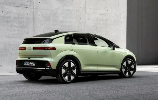 Audi A2 e-tron circulando, vista lateral
