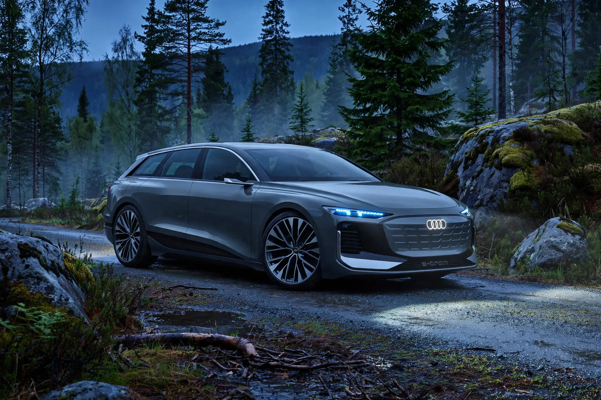 Audi A6 Avant e-tron gris en carretera nórdica al atardecer