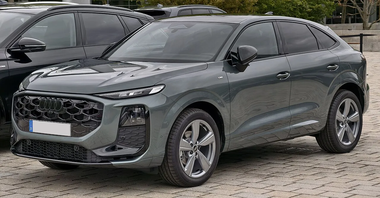 Audi Q3 Sportback e-hybrid, cargando en punto de recarga