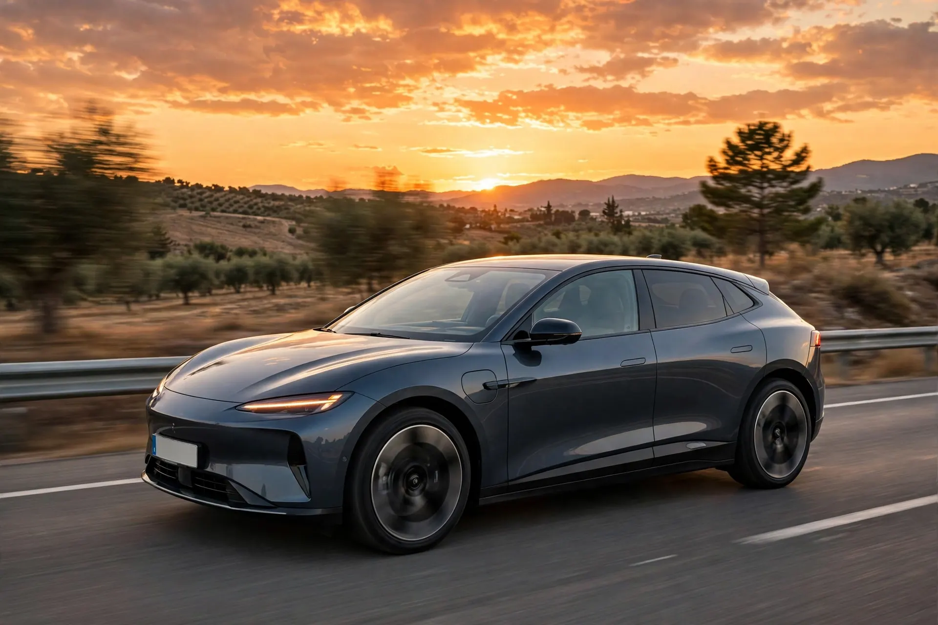 Coche eléctrico circulando por una autopista española al atardecer