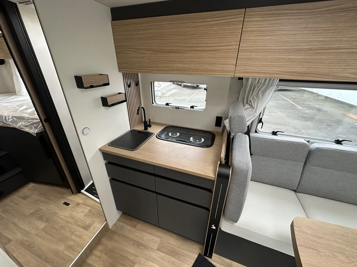 Interior de la Bavaria I740FGJ Nomade, dormitorio trasero
