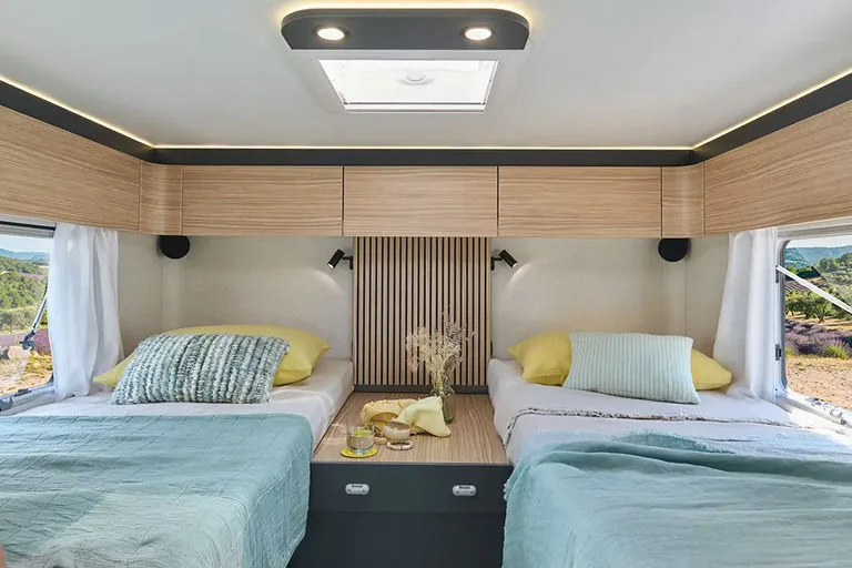 Dormitorio con camas gemelas del Bavaria I740FGJ Nomade (foto oficial)