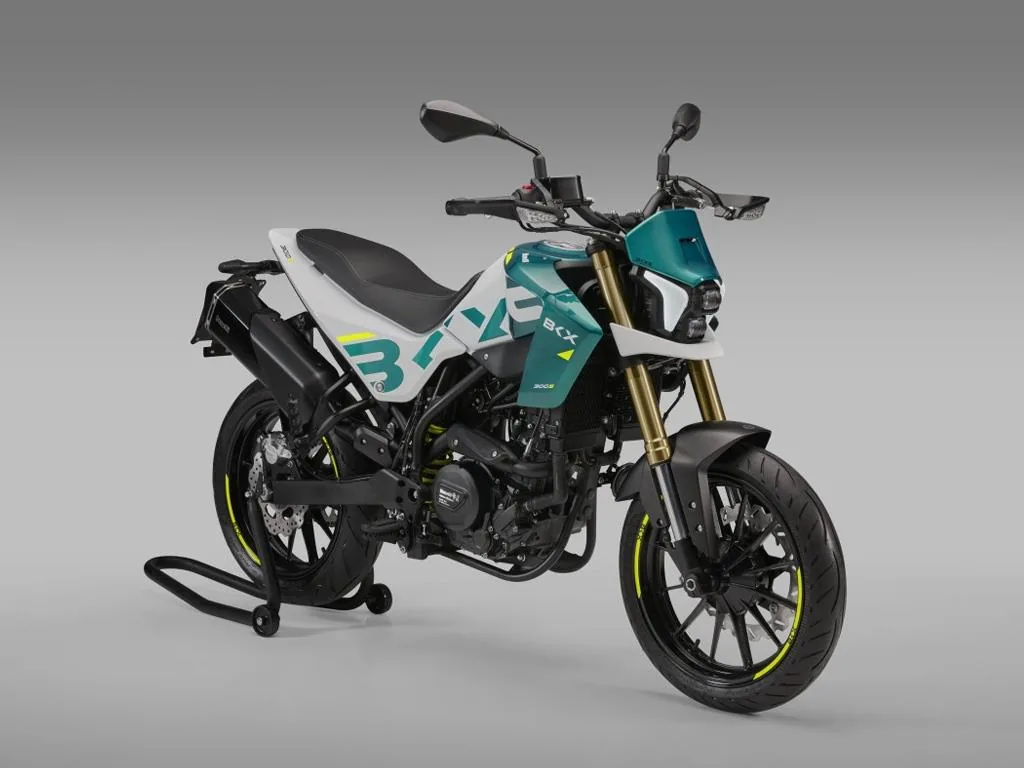 Benelli BKX 300 S 2025, tres cuartos delantero
