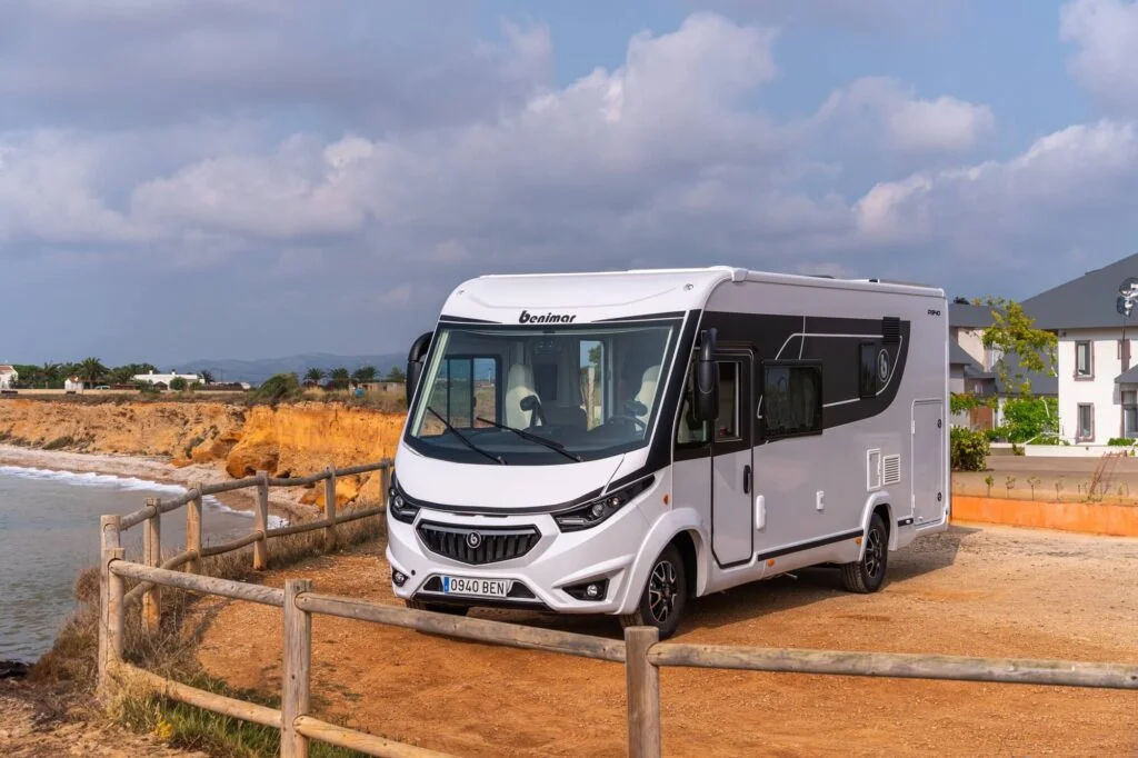 Benimar Amphitryon 940 2026, exterior junto al mar (foto oficial)