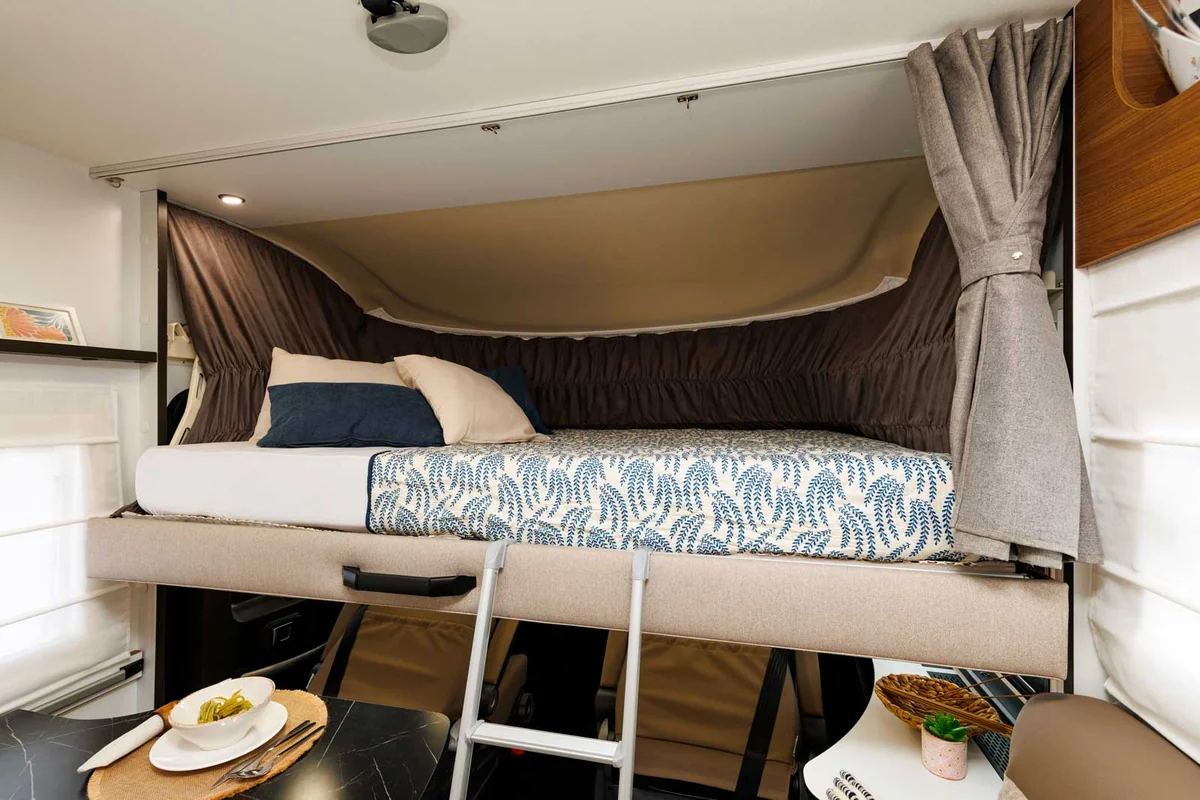 Benimar Amphitryon 940 2026, cama abatible de cabina