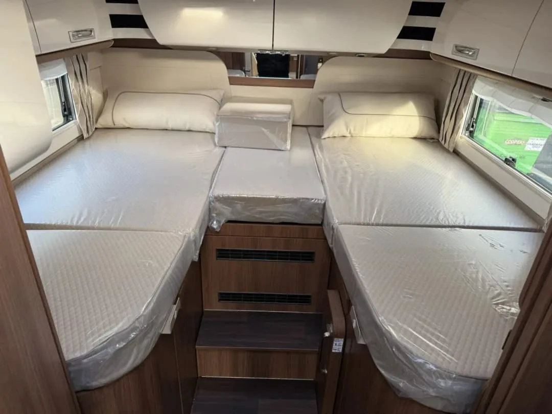 Benimar Mileo 286, interior con camas gemelas (foto de concesionario, no oficial)