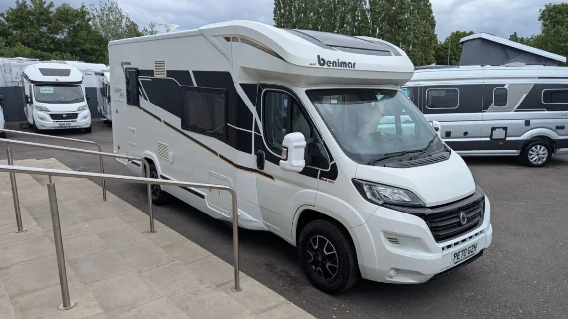 Benimar Mileo 286 2026, vista delantera tres cuartos