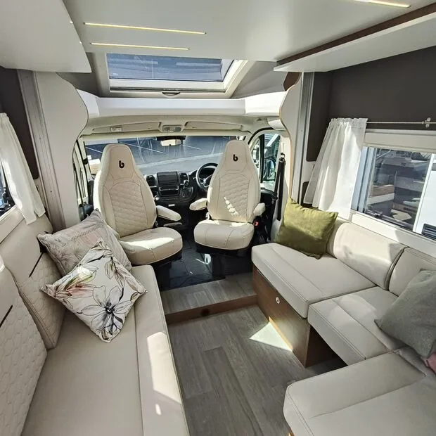 Interior oficial del Benimar Mileo 286