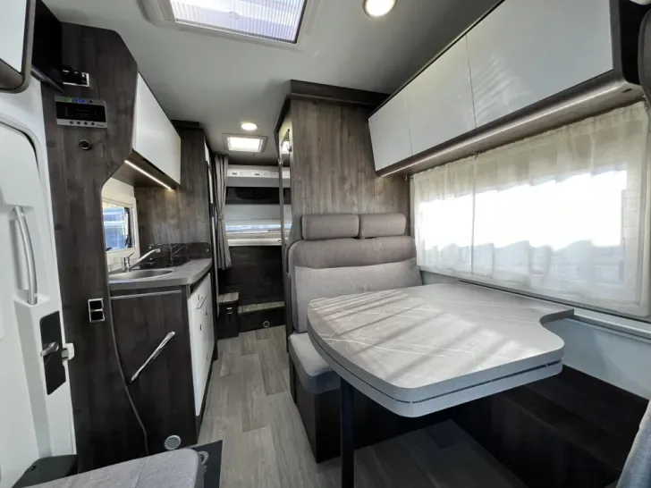 Interior oficial de la Benimar Sport 340 UP