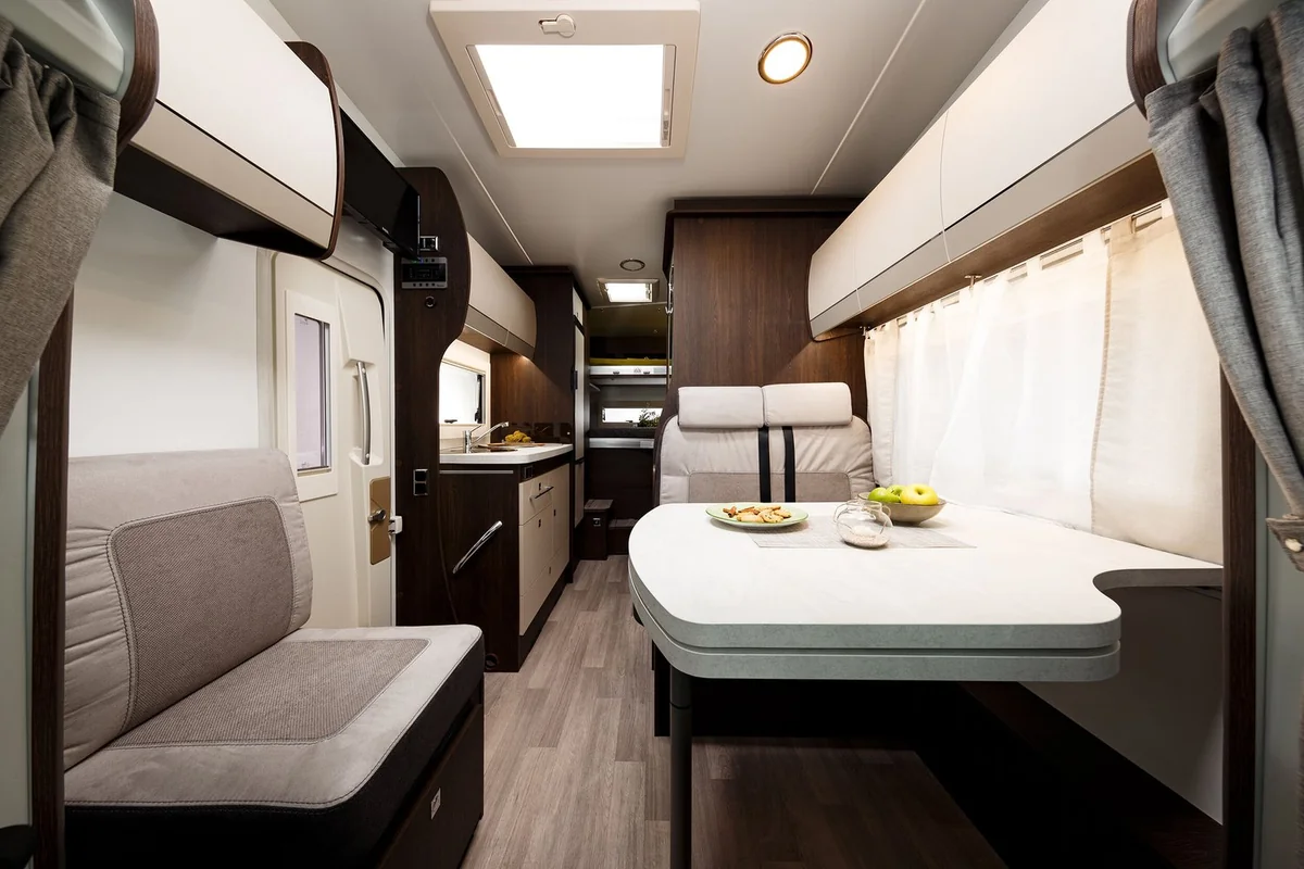 Interior de la Benimar Sport 340 UP, salón comedor y cocina